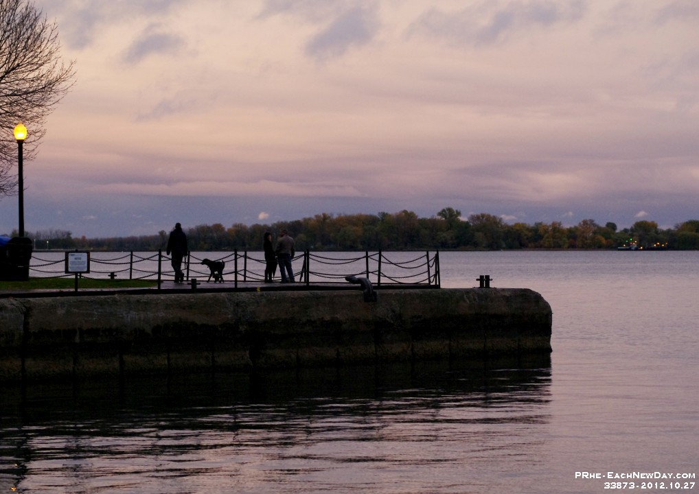 33873RoCrLe - Photo Expedition with Julia to downtown Toronto - Her birthday gift to me
